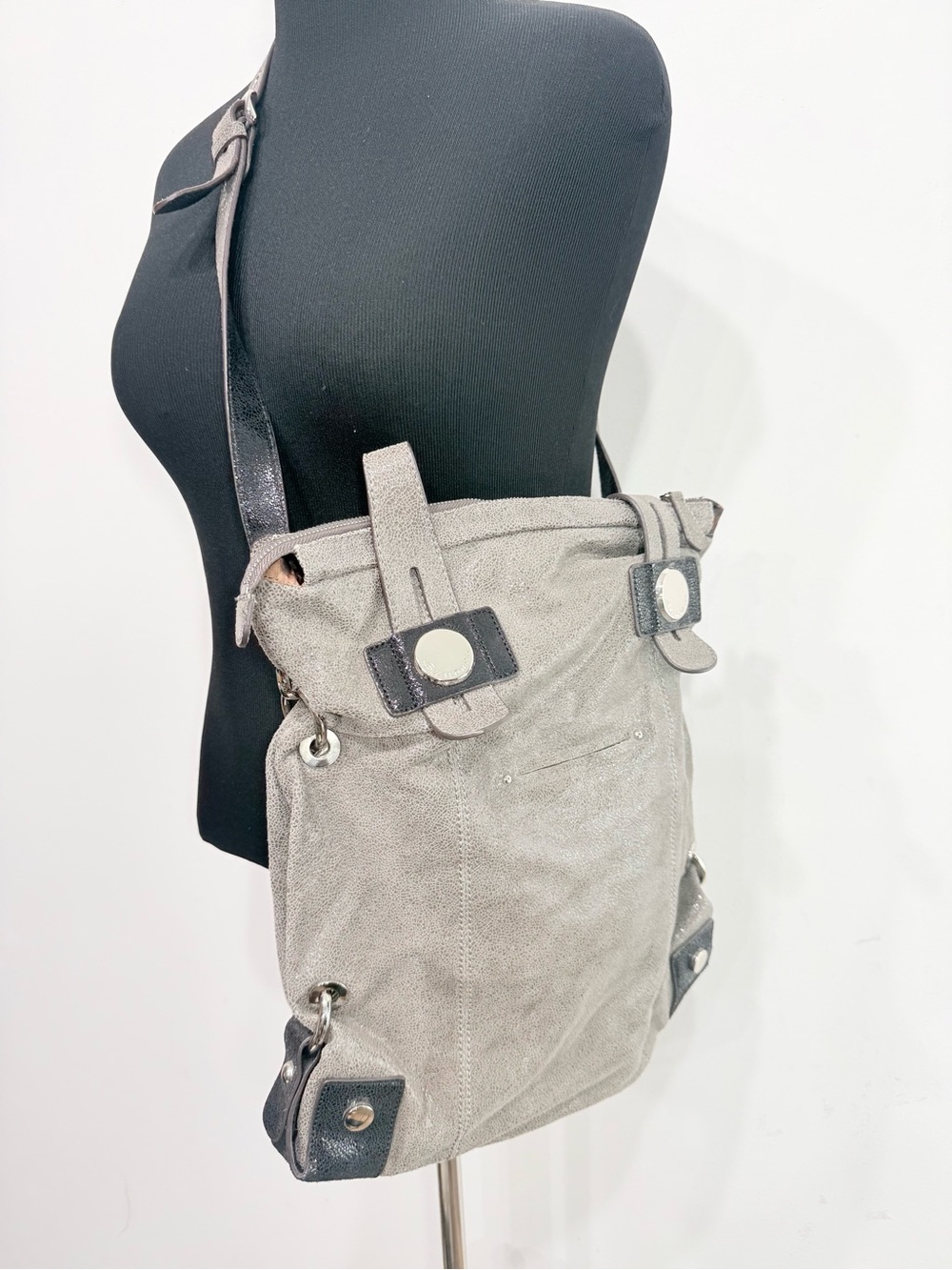 B Makowsky Pewter Sparkle Pebbled Leather Y2K Multi Pocket Tote Crossbody Bag